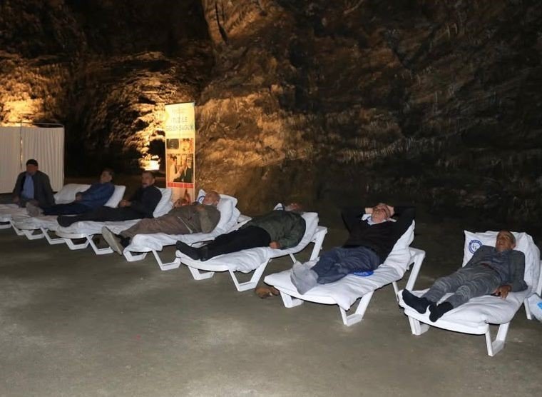 nefes-alabilmek-icin-yerin-150-metre-altinda-sifa-ariyorlar