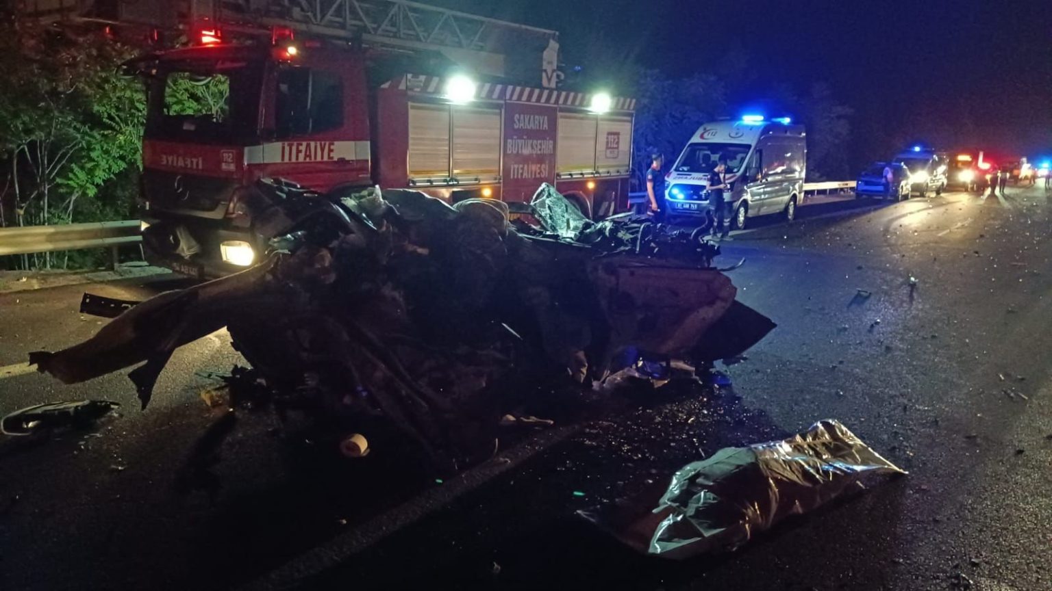 otoyolda-feci-kaza-aractan-geriye-hurda-yigini-kaldi-1-olu-1-yarali