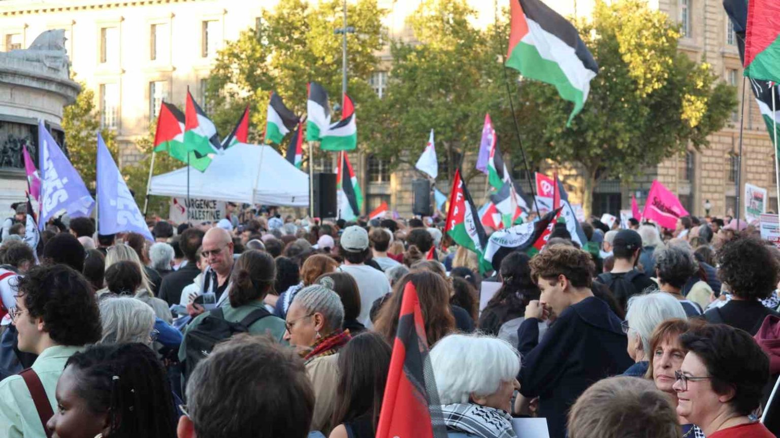 pariste-binlerce-kisi-israilin-gazzeye-saldirilarini-protesto-etti-katil-netanyahu-filistin-filistinlilerindir