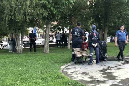 parkta-kizlarinin-gozu-onunde-bicagi-bogazina-dayayan-adami-polisler-ikna-etti