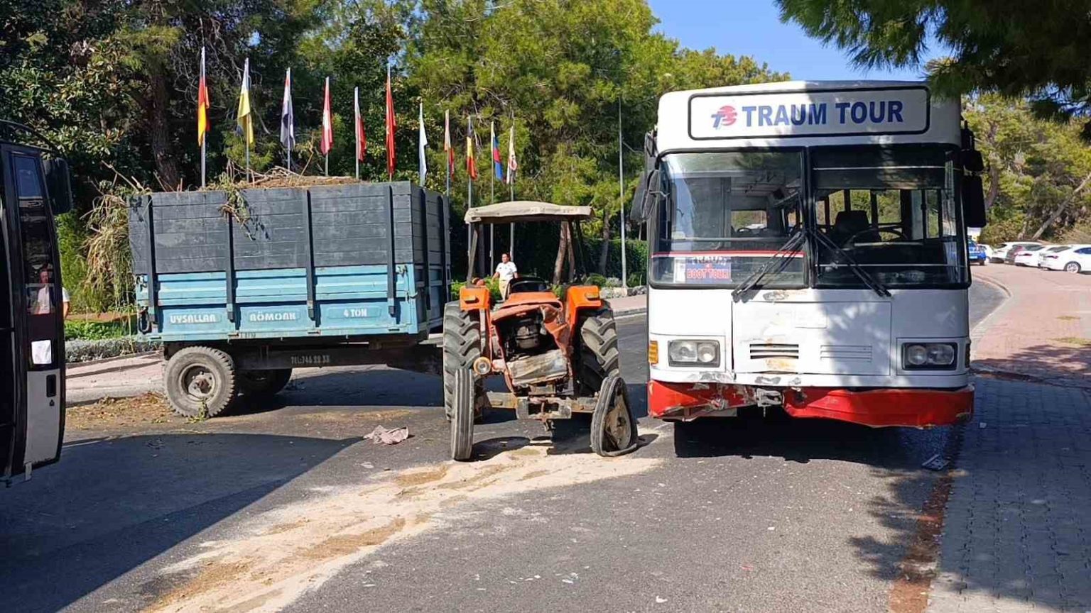 safari-icin-yolcu-toplayan-otobus-ile-otelden-cikan-traktor-carpisti-1i-turist-2-yarali