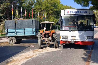 safari-icin-yolcu-toplayan-otobus-ile-otelden-cikan-traktor-carpisti-1i-turist-2-yarali
