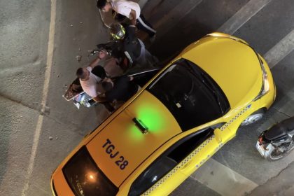 sislide-taksi-soforuyle-motosikletli-arasindaki-yol-verme-tartismasi-kameraya-yansidi