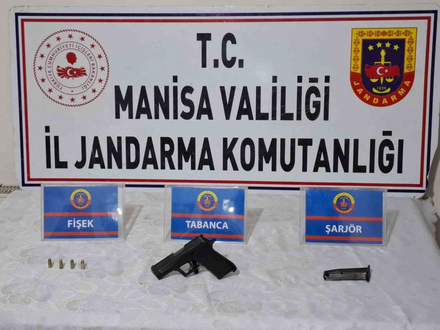 supheli-gencten-tabanca-ve-mermi-cikti