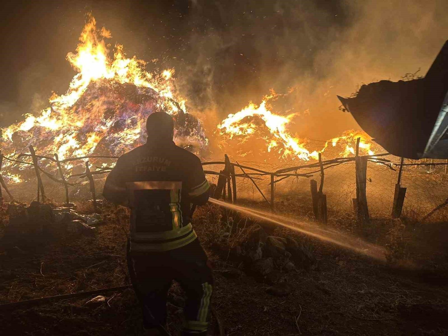 tekmanda-yangin-2-bin-500-balya-ot-kul-oldu