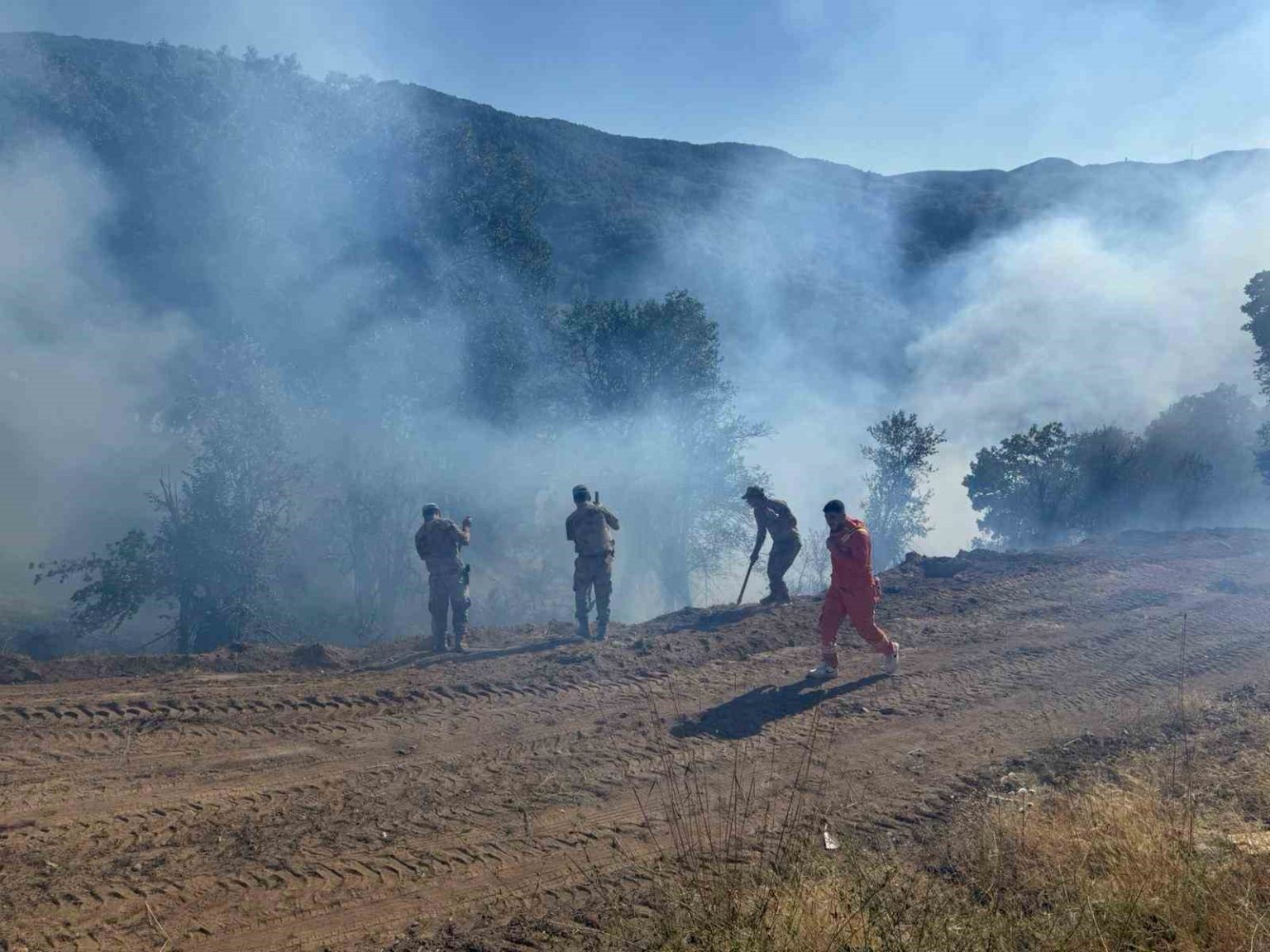 tuncelide-kirsal-alanda-cikan-yangin-sonduruldu-sogutma-calismalari-suruyor