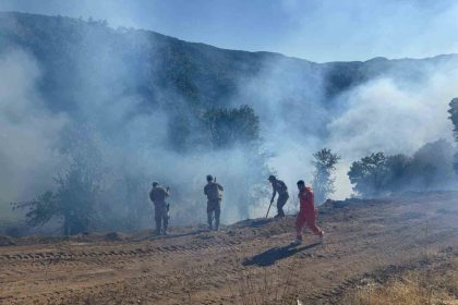 tuncelide-kirsal-alanda-cikan-yangin-sonduruldu-sogutma-calismalari-suruyor