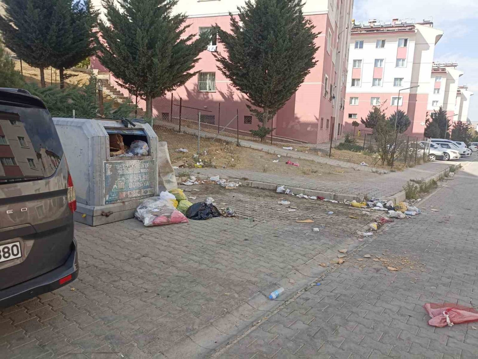 tusbada-yol-ve-cop-sorunu-vatandaslari-biktirdi