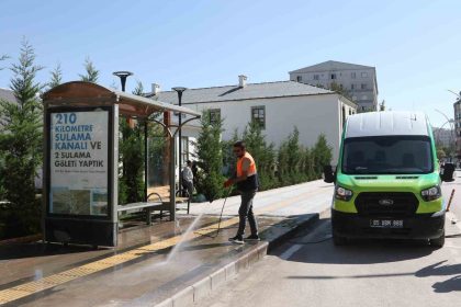 vanda-mobil-temizlik-ve-yikama-araciyla-duraklar-artik-daha-temiz