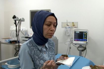 yaklasik-1-yildir-icemedigi-suyun-ve-yiyemedigi-yemeklerin-acisini-yaprak-sarmasiyla-cikardi