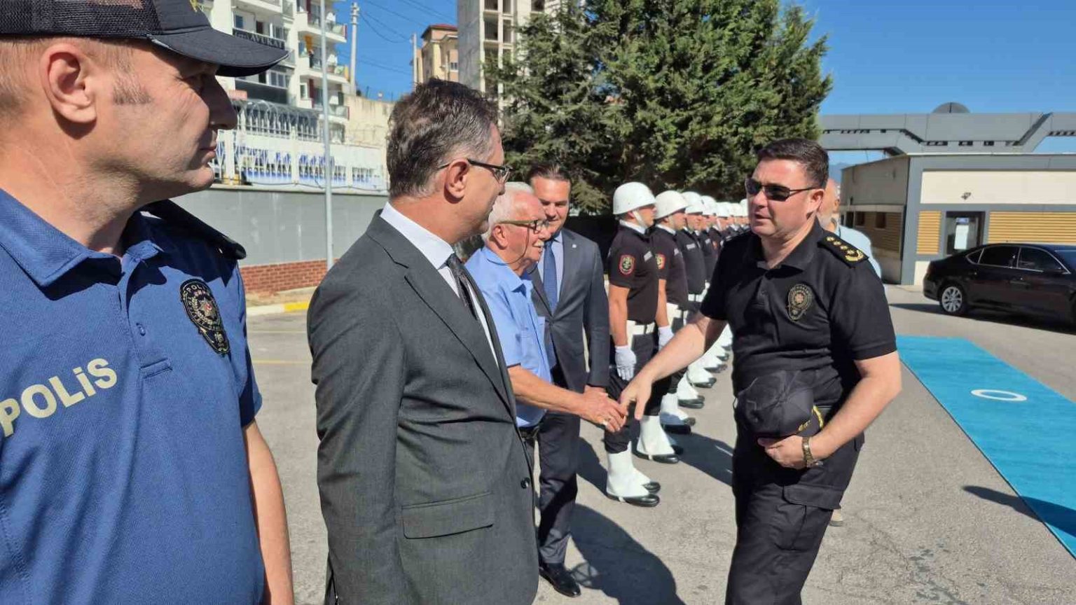 yeni-emniyet-muduru-kendisini-karsilayan-sehit-babasinin-elini-optu
