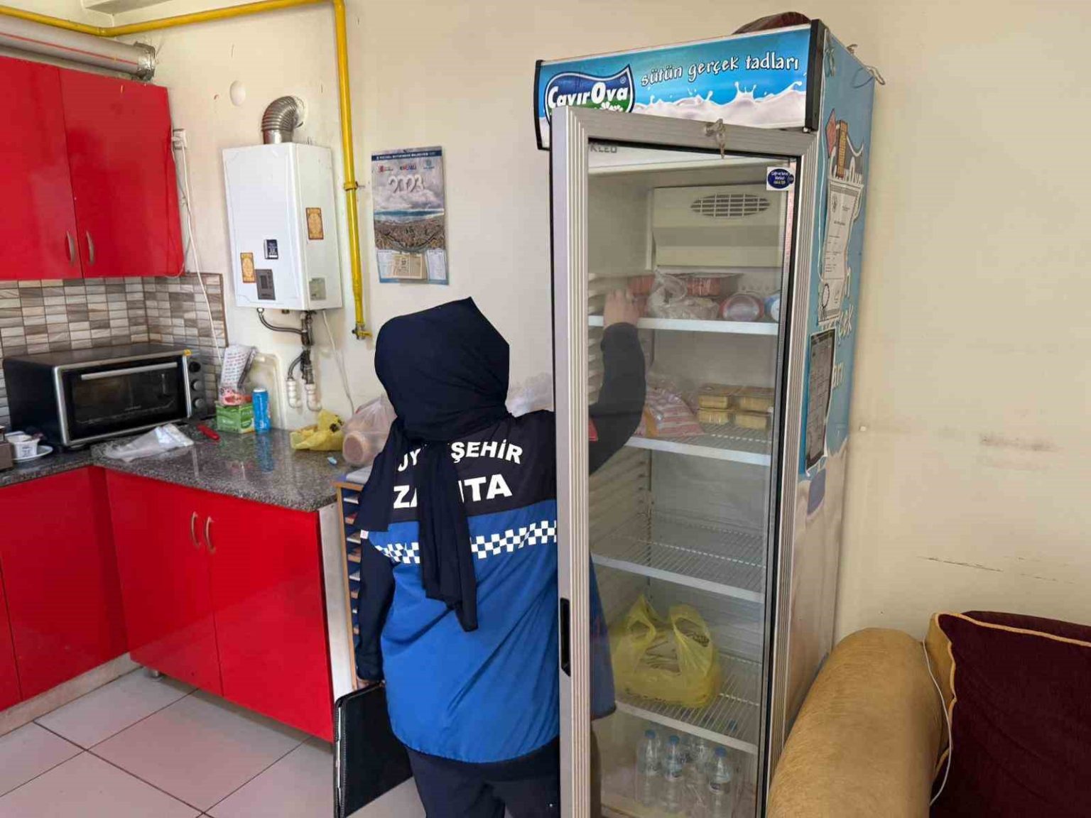 zabita-kantinlerdeki-yasakli-urunleri-tezgahlardan-kaldirdi