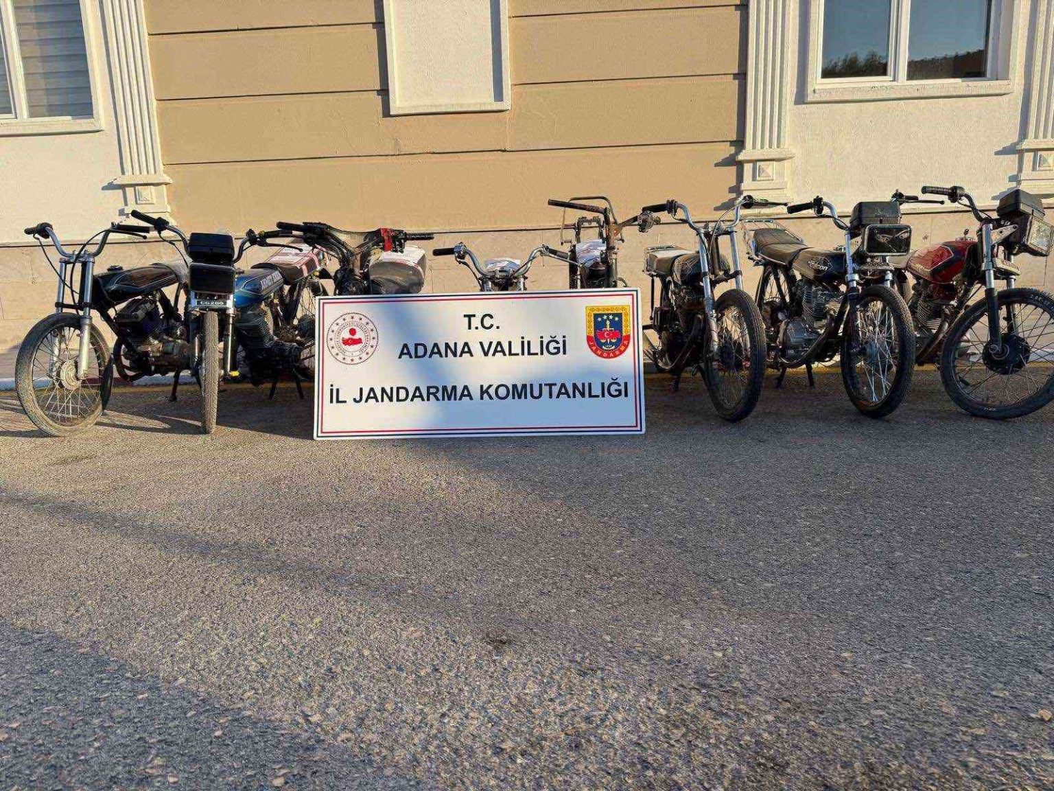 adanada-8-motosiklet-ele-gecirildi-6-supheli-yakalandi