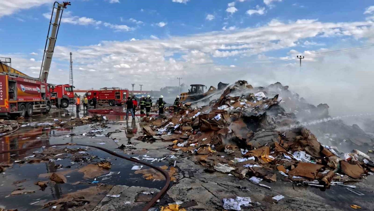 aksarayda-geri-donusum-tesisinde-yangin-panigi