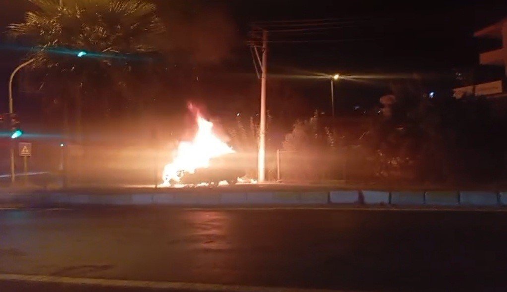 alev-topuna-donen-otomobil-kullanilamaz-hale-geldi