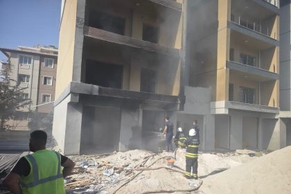 antakyada-insaat-halindeki-binada-yangin-cikti