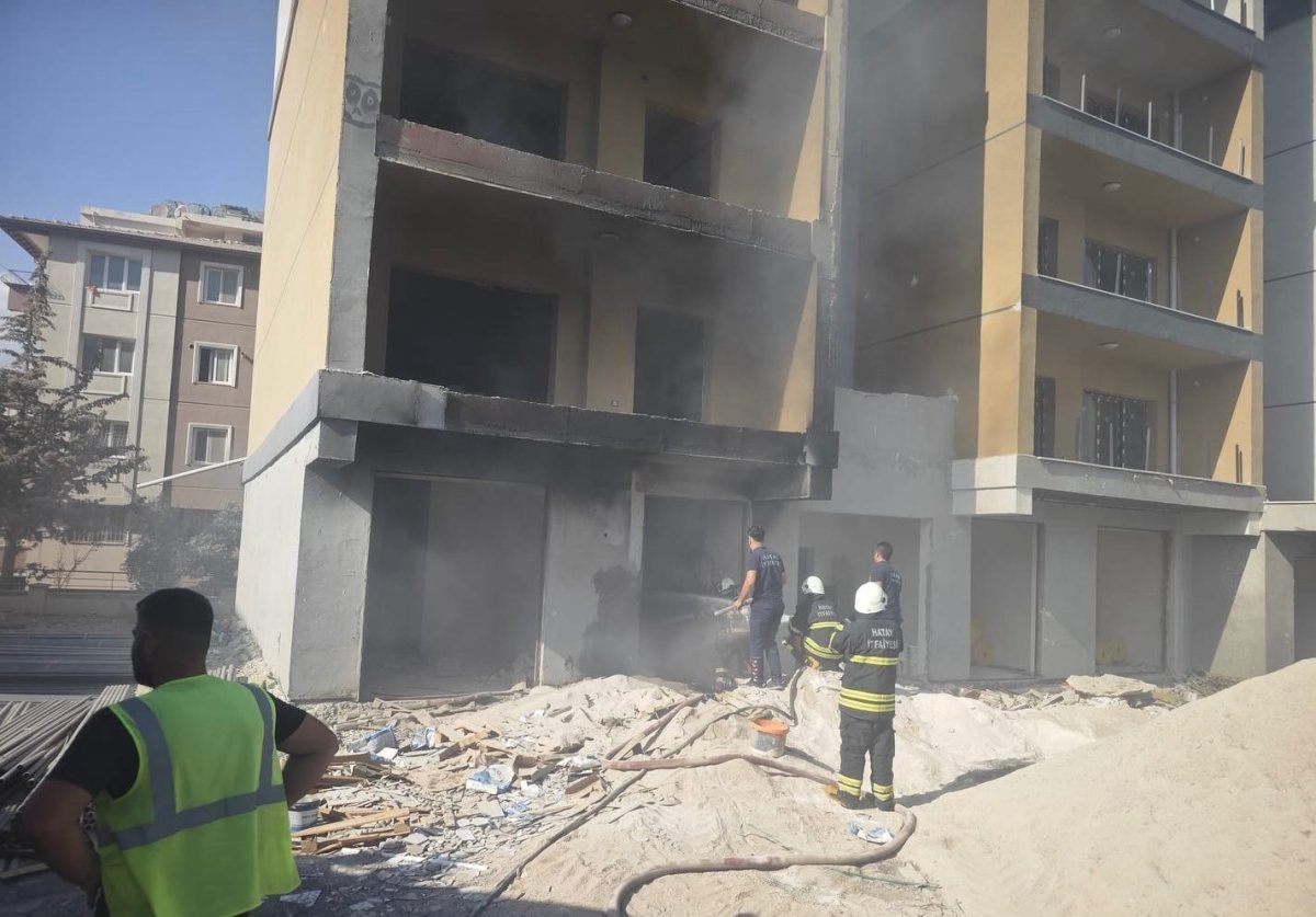 antakyada-insaat-halindeki-binada-yangin-cikti