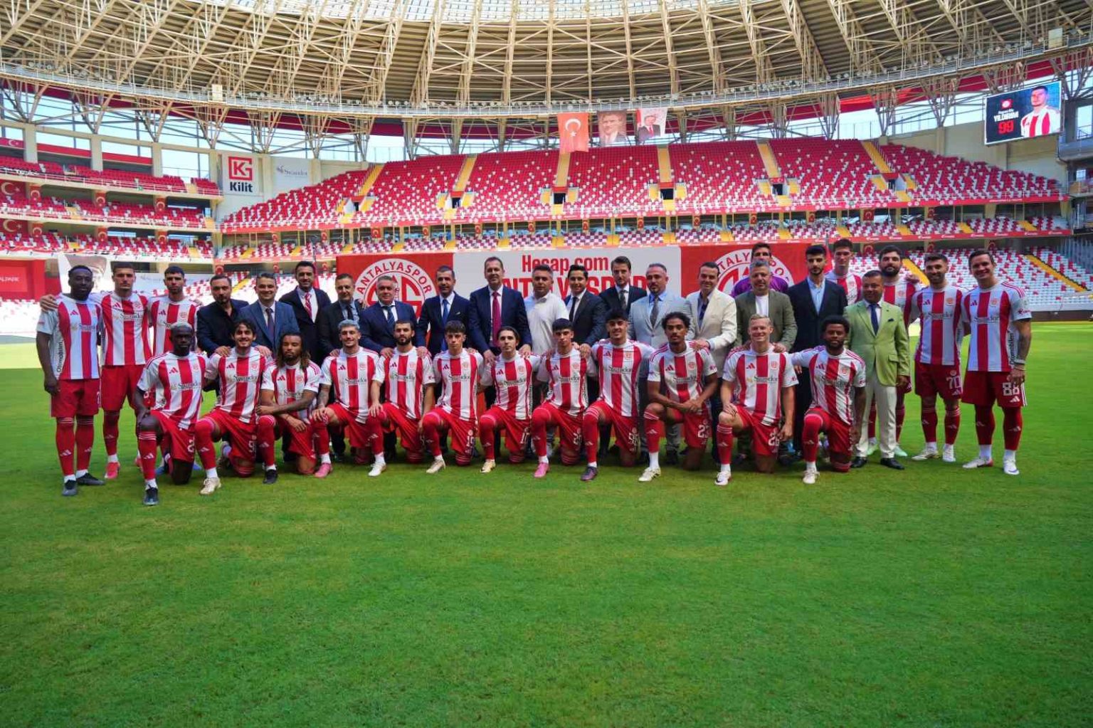 antalyaspor-yeni-transferlerini-ve-a-takima-yukselen-genc-oyuncularini-taraftara-tanitti