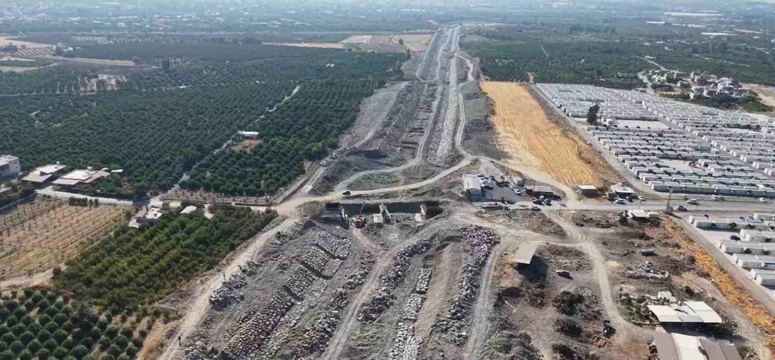 arsuzda-haciahmetli-ve-avcilar-deresi-islah-ediliyor