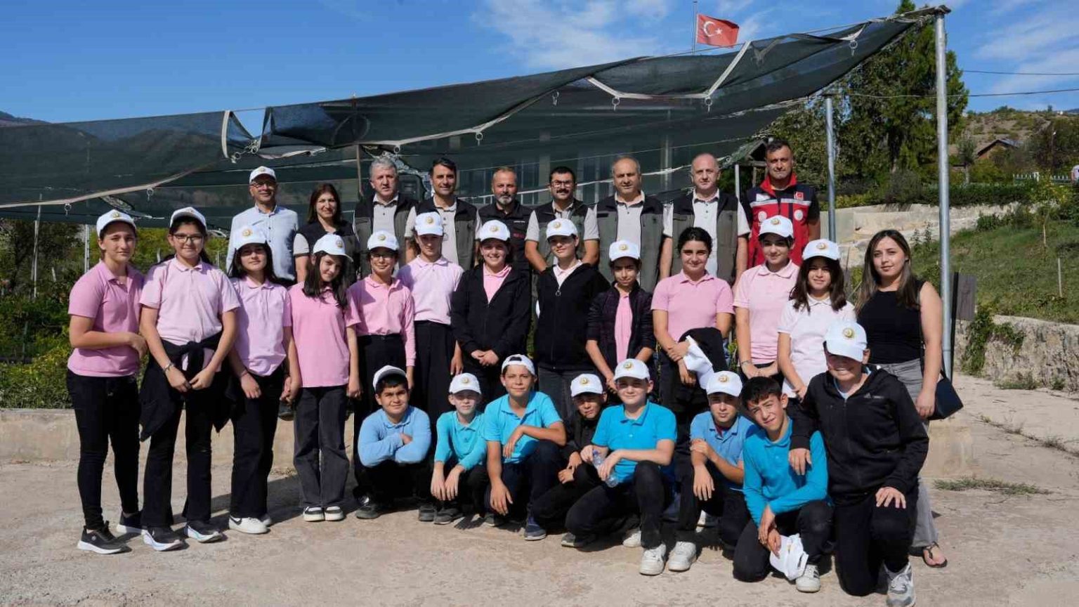 artvinde-ogrencilere-fidan-uretimi-anlatildi