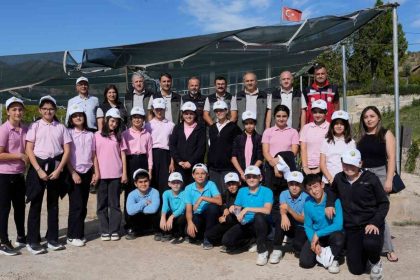 artvinde-ogrencilere-fidan-uretimi-anlatildi