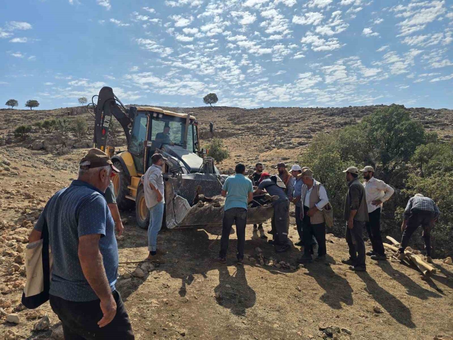 ayagi-kirilan-inegi-koyluler-kepceyle-tasidi