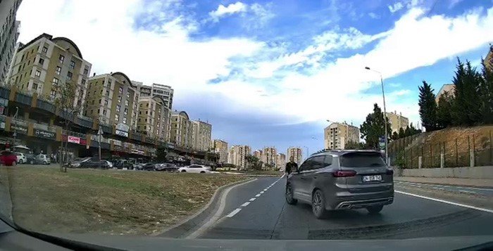 basaksehirde-yol-verme-kavgasinda-akil-almaz-olay