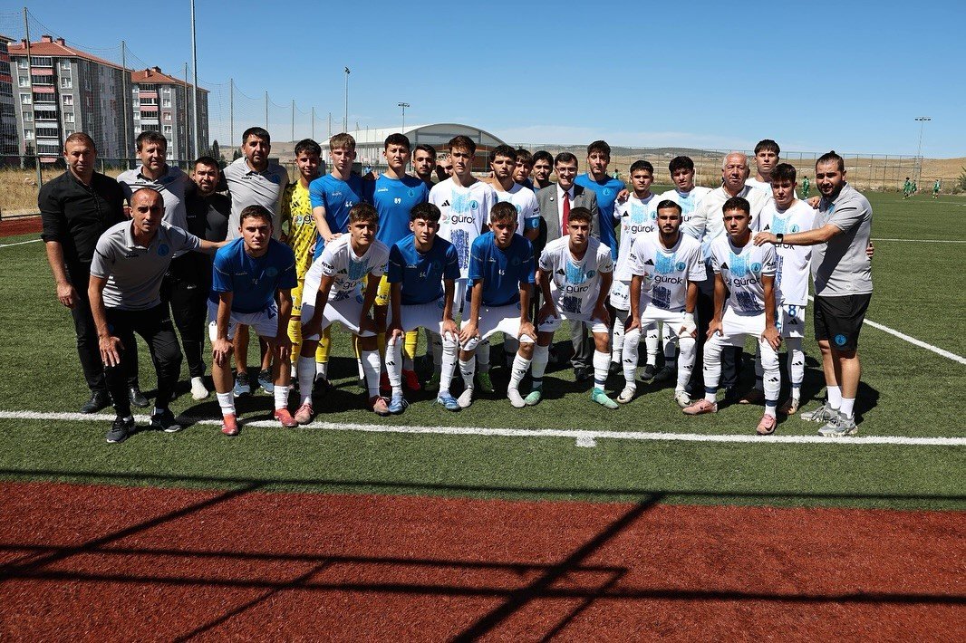 baskan-kahveciden-genc-futbolculara-tam-destek