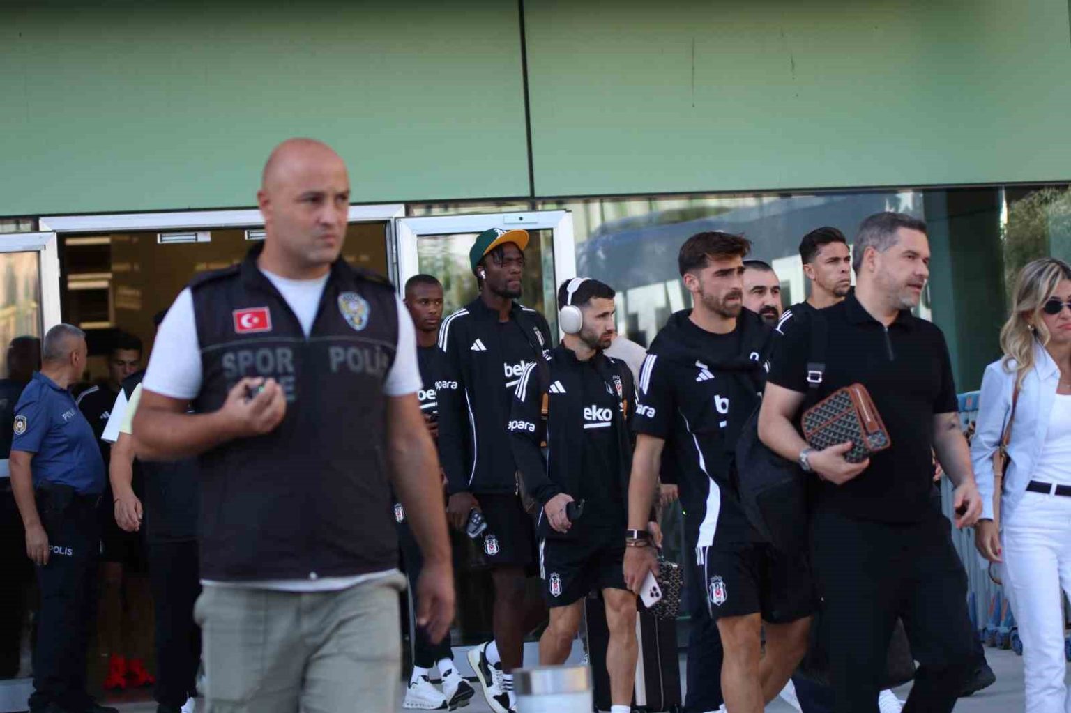 besiktas-kafilesi-izmire-geldi