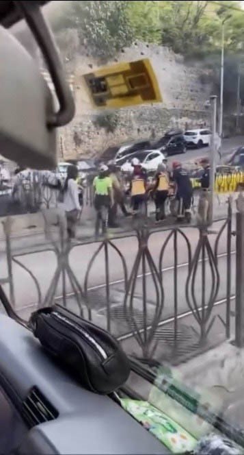 beyoglunda-tramvayin-yayaya-carptigi-anlar-kamerada