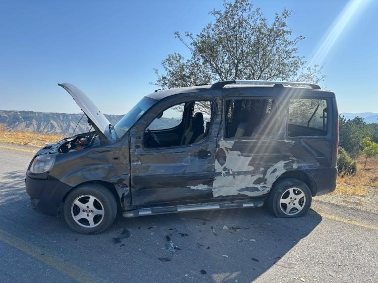 bilecikte-kamyon-ile-hafif-ticari-aracin-kafa-kafaya-carpisti-2-yarali