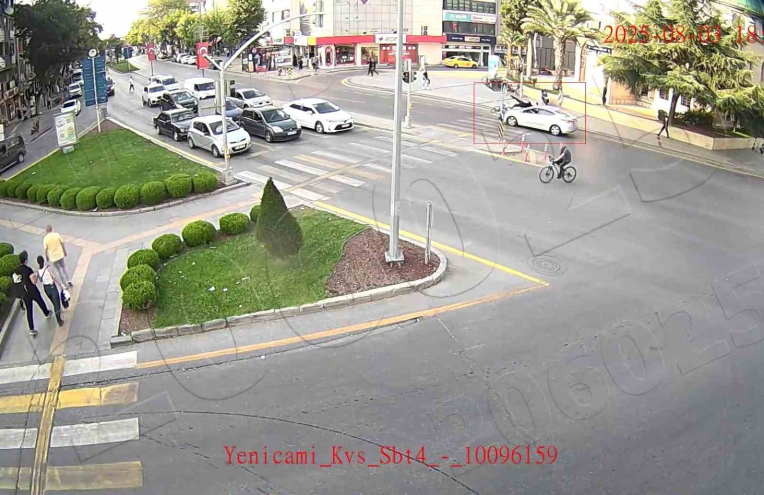 bisikletliye-yaya-gecidinde-otomobil-carpti-o-anlar-kgysye-yansidi