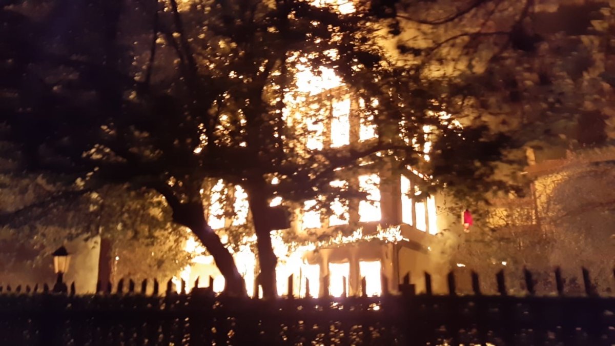 boluda-tarihi-keyvanlar-konagi-kul-oldu-alevler-geceyi-aydinlatti