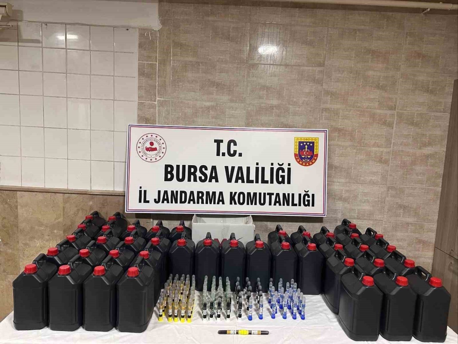 bursada-yol-uygulamasinda-200-litre-etil-alkol-ve-99-adet-alkol-kiti-ele-gecirildi