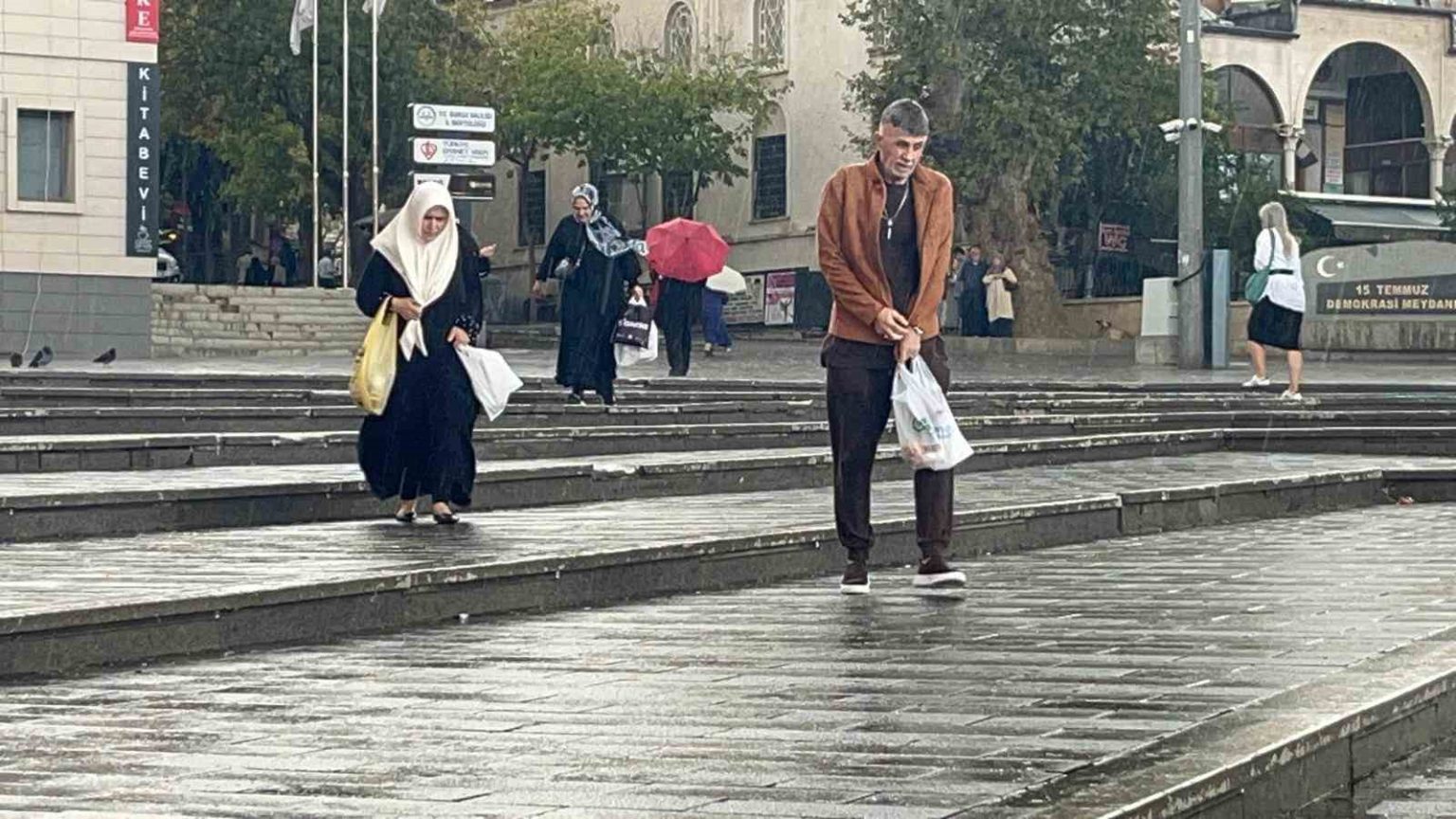 bursalilar-yagmura-hazirliksiz-yakalandi