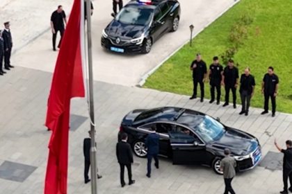 bursaya-atanan-yeni-emniyet-muduru-kadir-gokce-gorevine-basladi