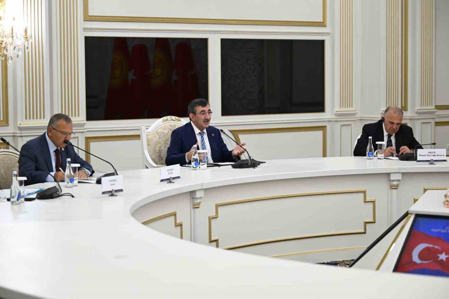 cumhurbaskani-yardimcisi-yilmaz-kirgizistan-bakanlar-kurulu-baskani-kasimaliyev-ile-gorustu