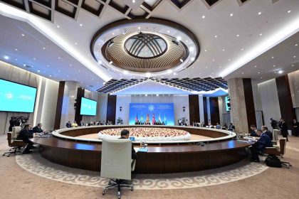 cumhurbaskani-yardimcisi-yilmaz-kirgizistan-cumhurbaskani-caparov-ile-bir-araya-geldi