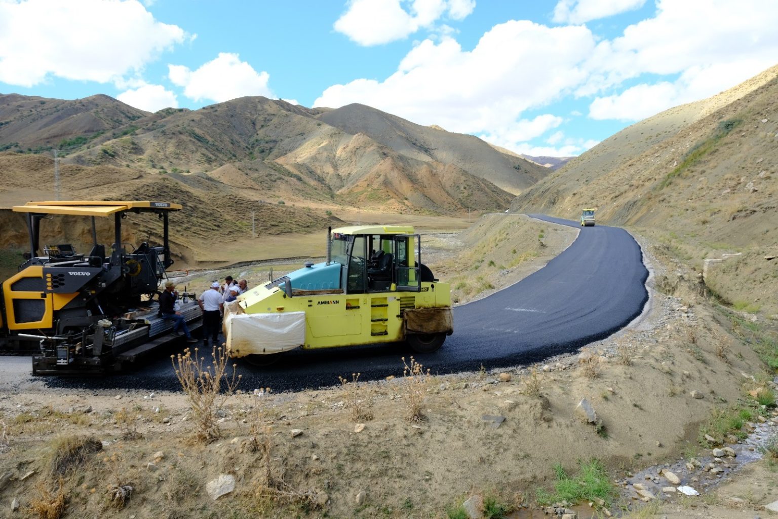 eleskirtte-catkosedag-grup-koy-yoluna-sicak-asfalt-dokuldu