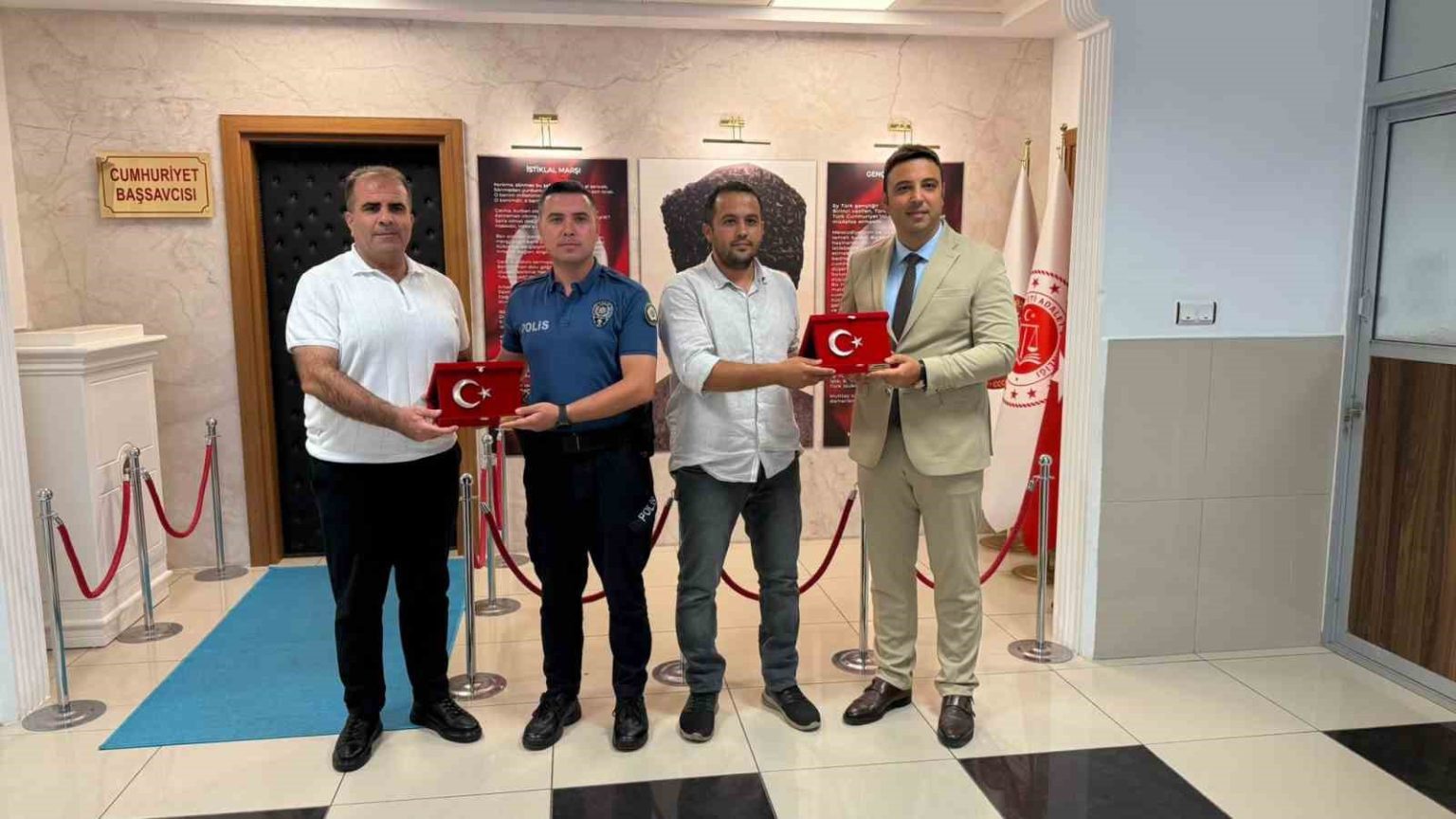 gazipasada-ailesiyle-yuruyen-kisiyi-tabancayla-vuran-supheliyi-yakalayan-polisler-odullendirildi