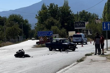 golhisarda-motosiklet-ile-otomobil-carpisti-1-yarali