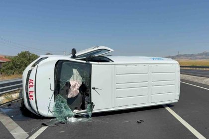 ilac-tasiyan-arac-bariyerlere-carparak-devrildi