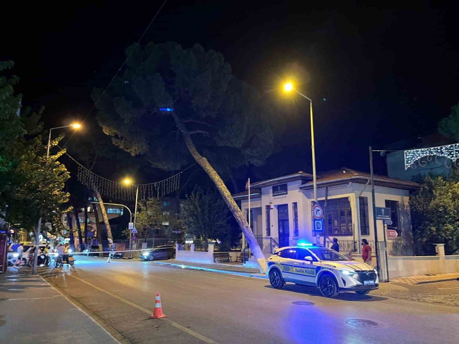incirliovada-cam-agaci-kuvvetli-ruzgara-dayanamadi