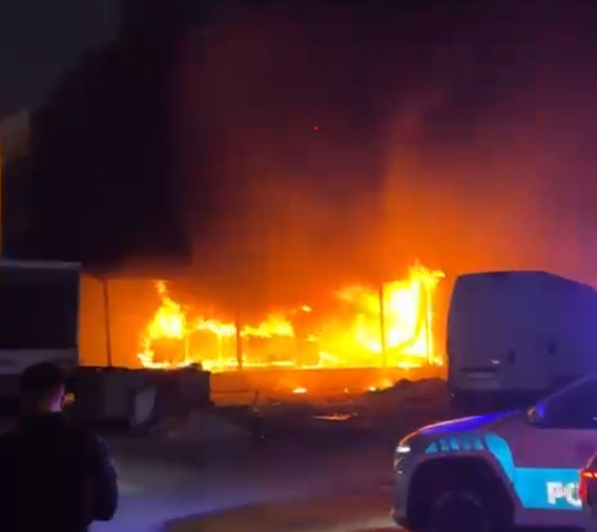 izmirde-mobilya-fabrikasinda-korkutan-yangin