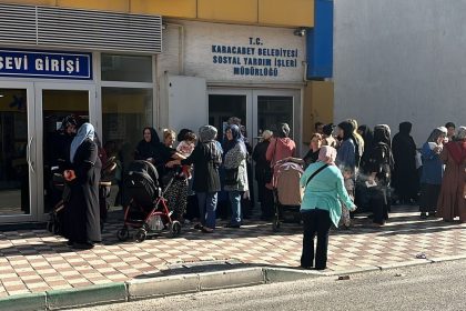 karacabey-belediyesinden-ogrencilere-kirtasiye-ceki-destegi