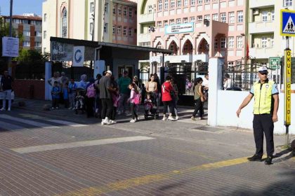 kartal-belediyesi-zabita-ekiplerinden-okullarda-guvenli-trafik-uygulamasi