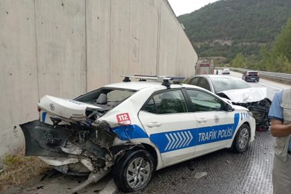 kazaya-mudahale-eden-polis-aracina-otomobil-carpti-2si-polis-8-yarali