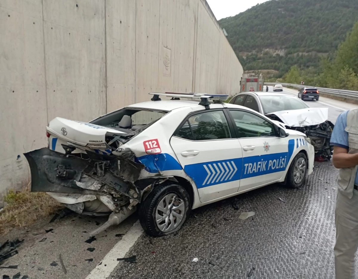 kazaya-mudahale-eden-polis-aracina-otomobil-carpti-2si-polis-8-yarali