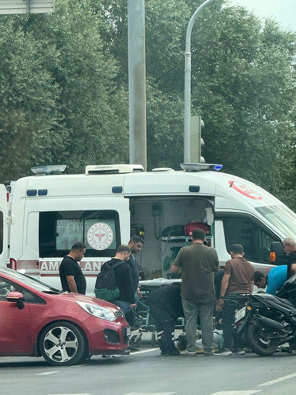 kirmizi-isikta-gectigi-ileri-surulen-motosiklet-baska-bir-motosikletle-carpisti-1-yarali