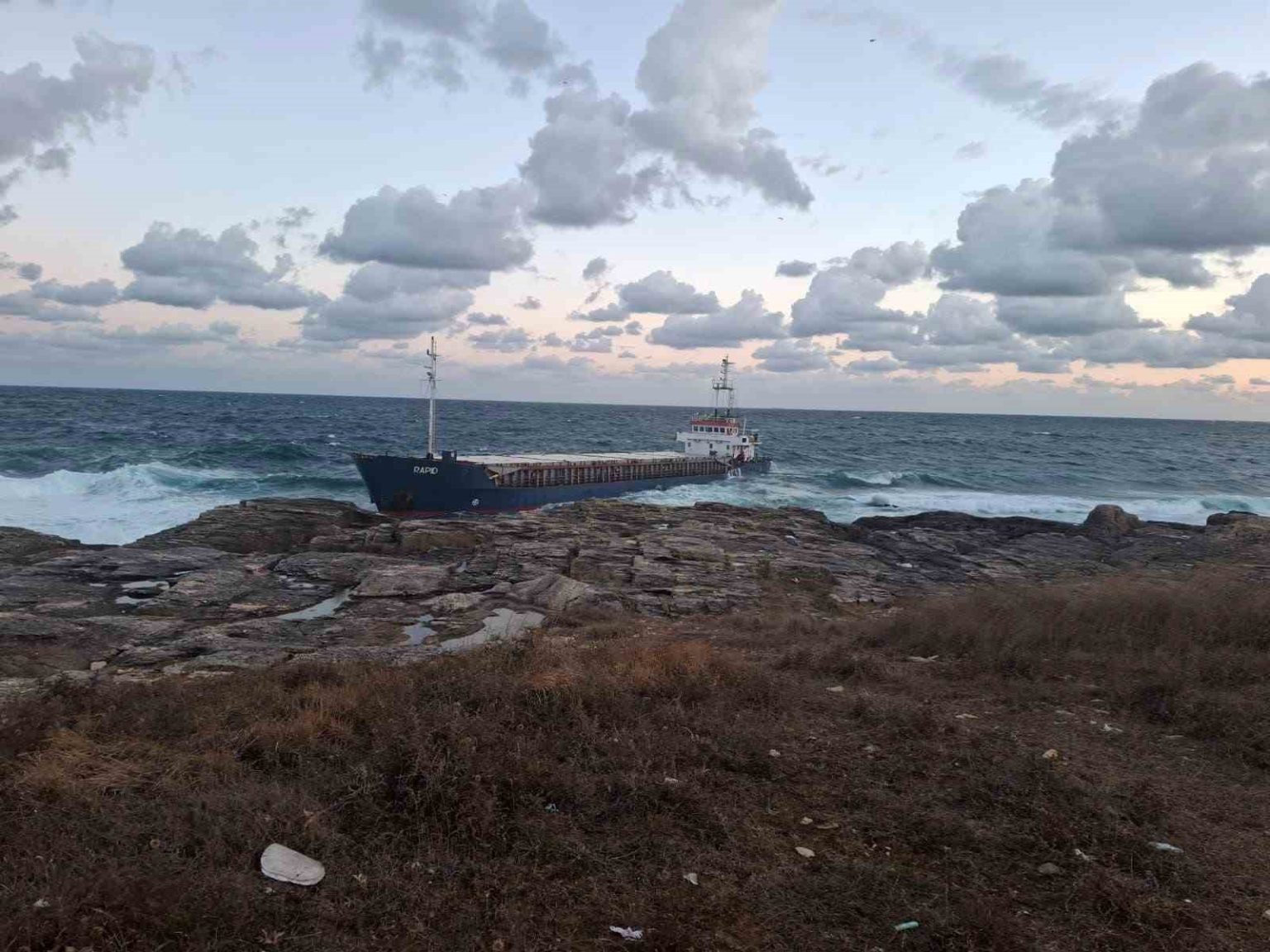 kocaelide-karaya-oturan-yuk-gemisinde-bulunan-7-personelin-tamami-havadan-tahliye-edildi